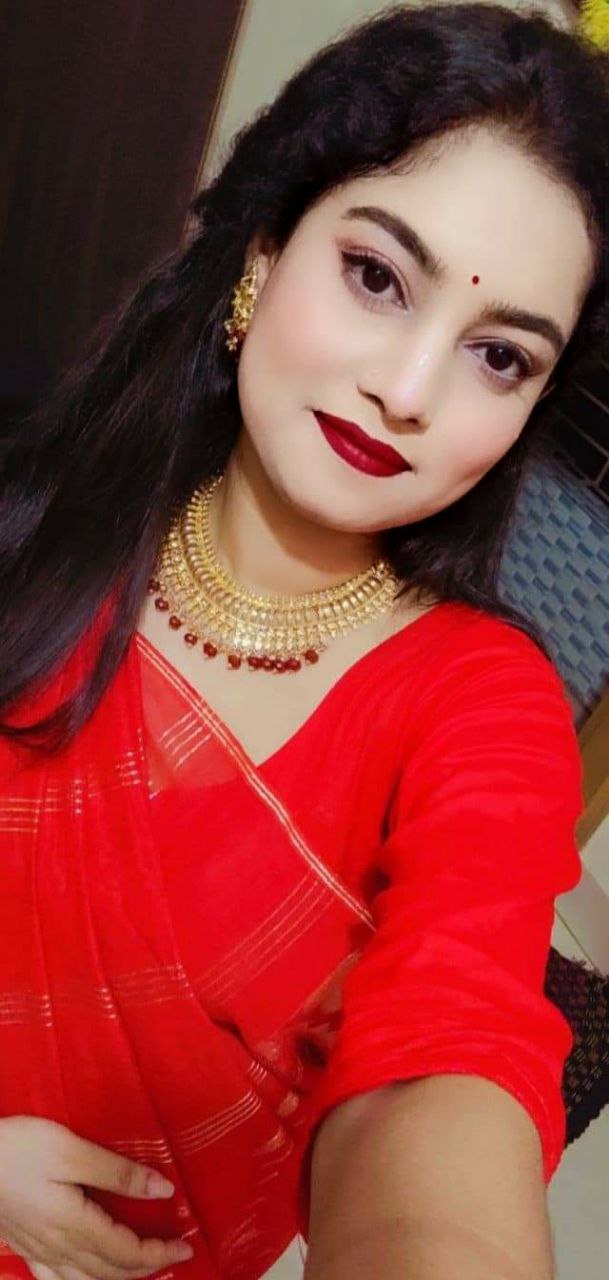 Beautiful Red Saree Bhabhi Showing