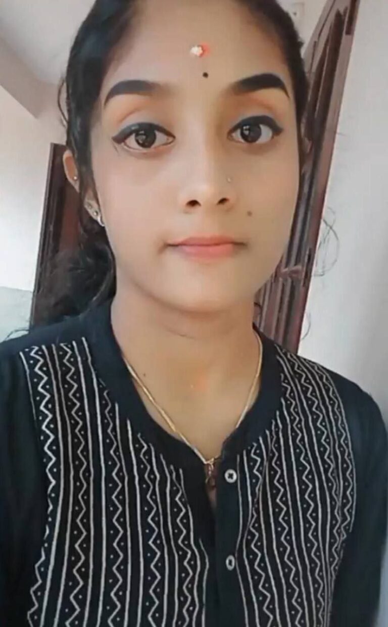 Pretty Mallu Girl Showing