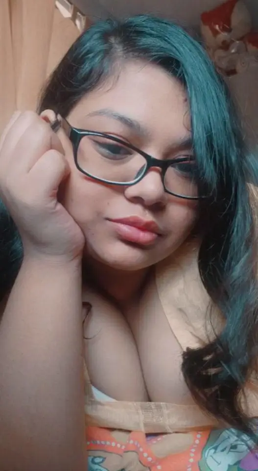 Desi Chasmish Chubby Girl Pics And 3 Videos (3)