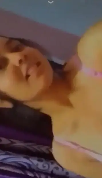 beautiful snapchat girl showing boobs