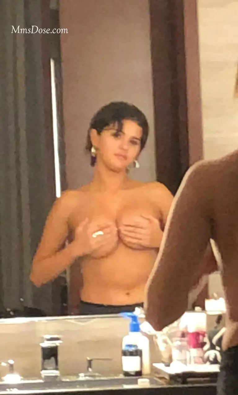 most famous hollywood celebrity selena gomez boobs captured (38)